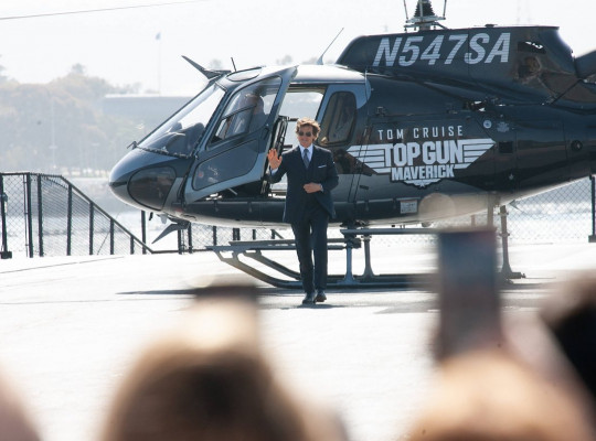 Том Круз прибыл на премьеру «Топ Ган: Мэверик» на вертолёте
